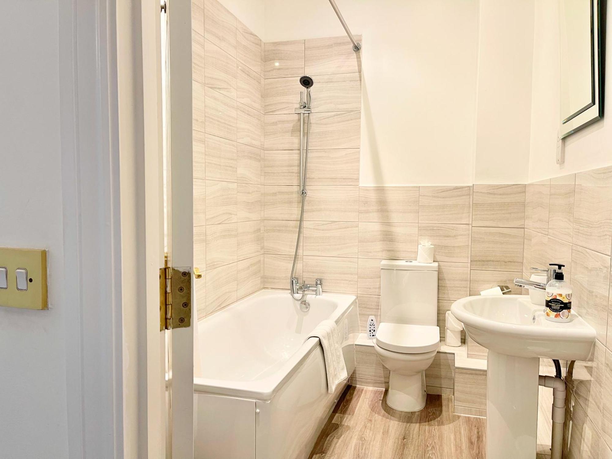 St Andrews Apartments ميدستون المظهر الخارجي الصورة